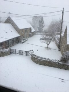 Log Barn Ascott under Wychwood in the Snow